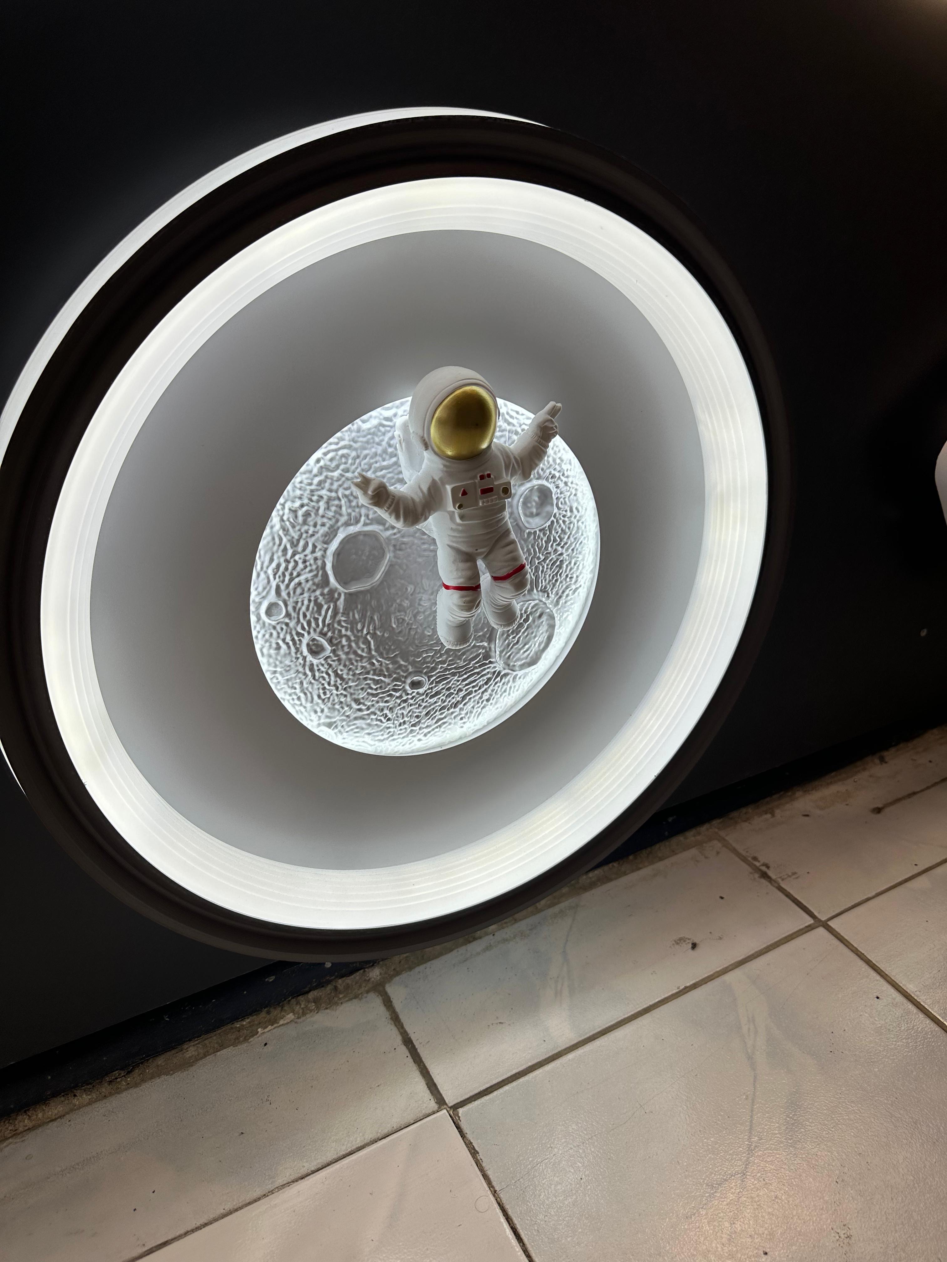 Astronot detaylı LED tavan aydınlatması