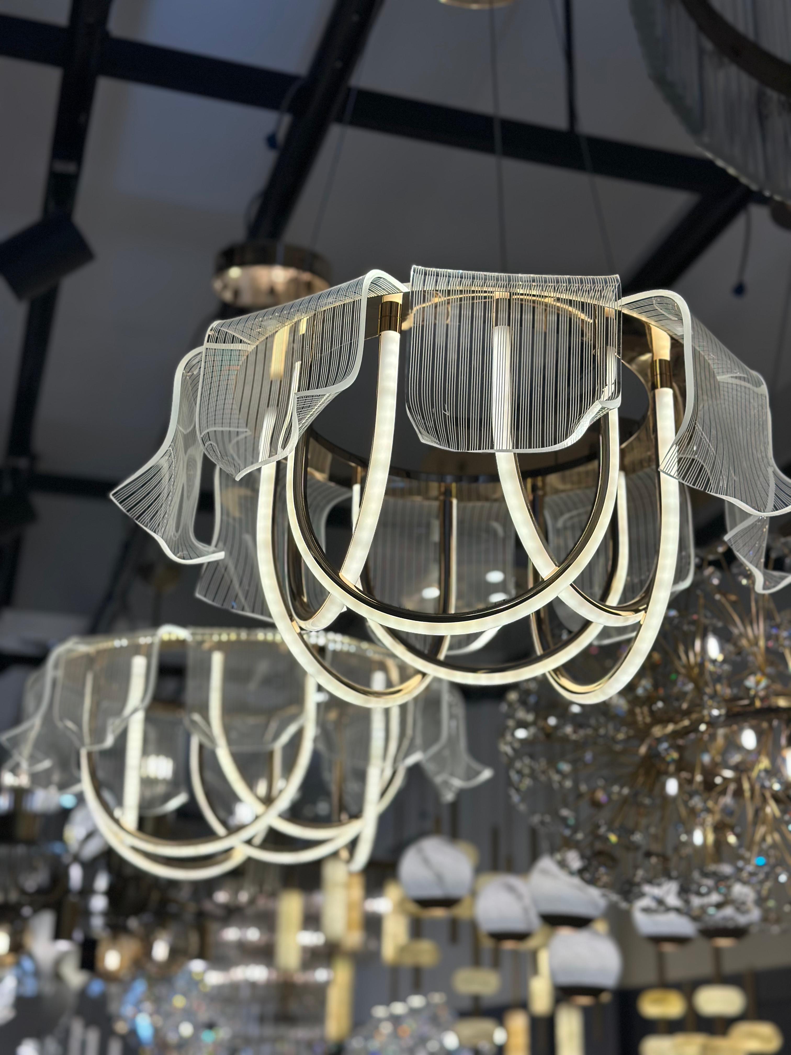 Lussolight showroomda modern ışıklı avize